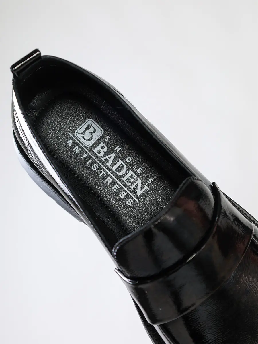 Лоферы лакированные черного цвета на низком каблуке